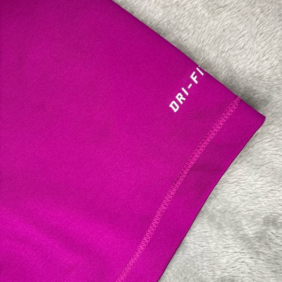 Nike pro shirt, gently worn, Small, fast shipping, smoke free pet free household - Picture 5 of 6
